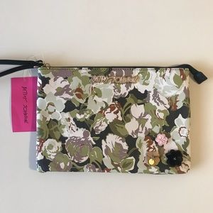 BETSEY JOHNSON WRISTLET 💚